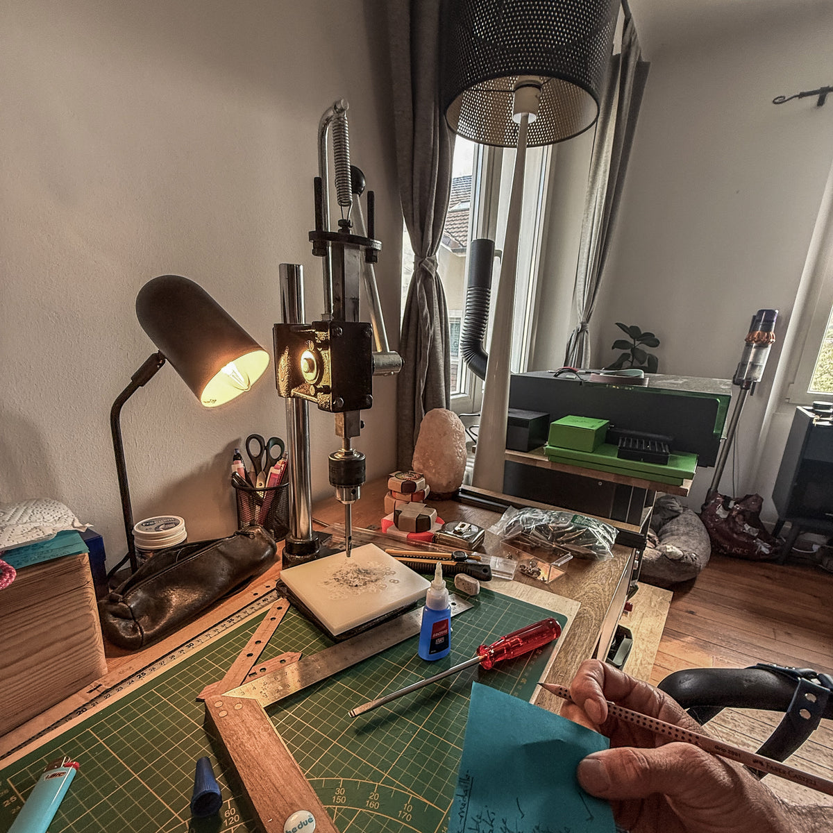 Atelier MAHANA à Divonne-les-Bains, pièce pour chien en cours d'assemblage à la main