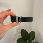 Gros plan d'un collier l'Essentiel 19 mm en Biothane noir, boucle et anneau en inox, logo MAHANA gravé sur la sangle