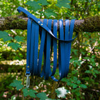 Longe pour chien en Hexa bleue enroulée sur une branche, mousqueton à verrouillage aluminium