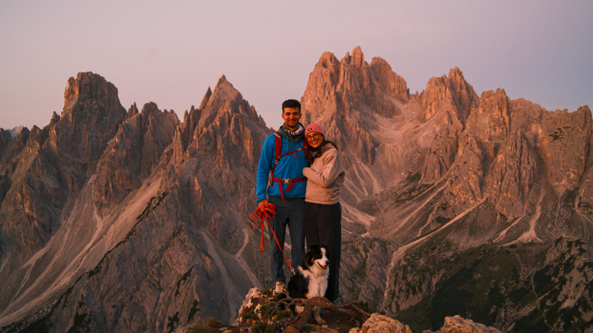 Emma et Loris en montagne avec leur berger australien tenu en laisse, équipement MAHANA