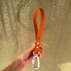 Poignée de harnais en Biothane orange avec mousqueton aluminium à verrouillage, logo MAHANA gravé, tenue à la main
