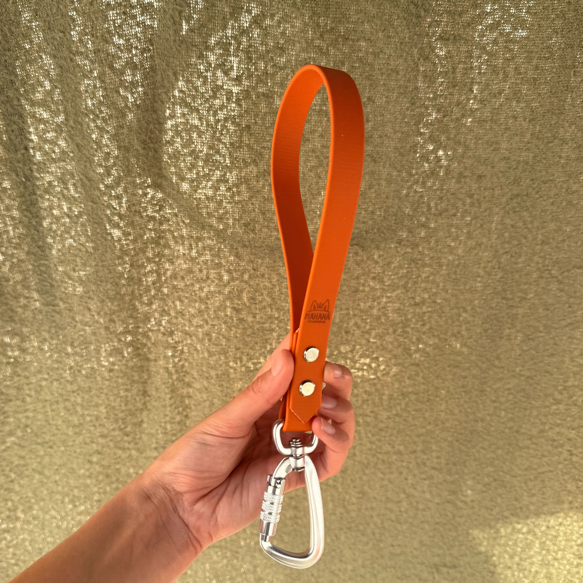 Poignée de harnais en Biothane orange avec mousqueton aluminium à verrouillage, logo MAHANA gravé, tenue à la main